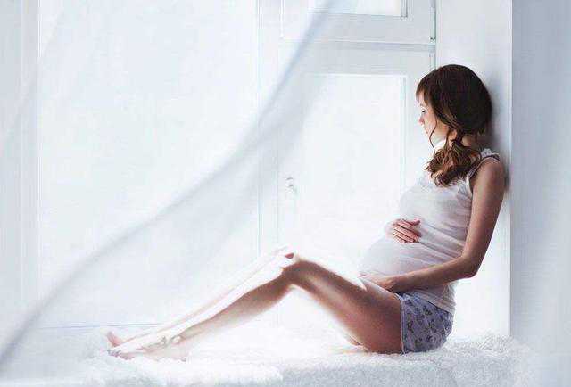 妇女月经推迟12天，未见怀孕迹象，因何在？